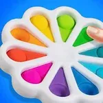 하얀 꽃 모양의 팝잇 장난감이 손으로 눌려지고 있으며, 각 부분은 무지개 색으로 채색되어 있다