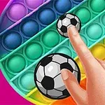 알록달록한 팝잇 장난감 위에 축구공 무늬가 있는 아이템을 손가락으로 누르는 장면