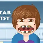 소년이 입을 벌리고 있고 뒤 배경에 Popstar Dentist라는 글자가 있는 장면