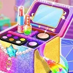화려하고 반짝이는 보석 장식의 메이크업 박스와 다양한 화장품이 보여진다