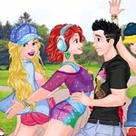 친구들이 공원에서 웃으며 즐겁게 포즈를 취하고 있는 모습