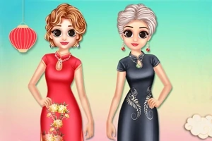 두 명의 여성이 전통적인 드레스를 입고 있으며, 배경에는 붉은 솜사탕 모양의 등이 매달려 있다