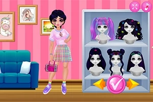 핑크 줄무늬 벽지의 방 안에 인형과 다양한 가발이 진열된 진열장이 보이고, 옆에 서 있는 인형은 다양한 가발 중 하나를 선택할 수 있는 모습이다