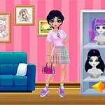 핑크 줄무늬 벽지의 방 안에 인형과 다양한 가발이 진열된 진열장이 보이고, 옆에 서 있는 인형은 다양한 가발 중 하나를 선택할 수 있는 모습이다