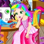 색색의 머리카락을 가진 소녀가 공주 드레스를 입고 앉아 있으며 책과 재봉틀이 있는 방에서 무언가를 바라보고 있다