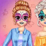 두 명의 여성이 나비 모양의 화려한 페이스 페인팅을 하고 다양한 색상의 옷을 입고 있는 모습