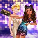 두 명의 애니메이션 캐릭터가 화려한 드레스를 입고 포즈를 취하며 셀카를 찍는 장면