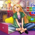 방에서 젊은 여성이 노트북을 사용하며 쇼핑 중인 모습