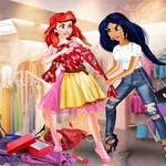 두 여성이 의류 매장에서 쇼핑하면서 옷을 고르고 있다