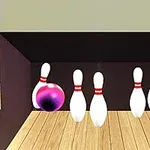 보라색 볼링공이 나무 레인에서 핀을 향해 굴러가고 있는 이미지