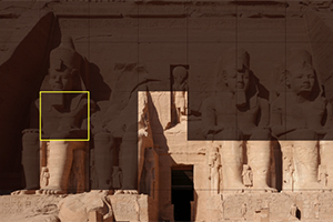 이 이미지는 고대 이집트 사원의 외벽에 조각된 거대한 석상들로 구성되어 있습니다