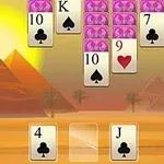 피라미드를 배경으로 카드가 배열된 풍경