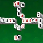 초록색 배경 위에 여러 카드 무늬와 숫자가 적힌 타일들이 겹쳐져 배열되어 있는 모습