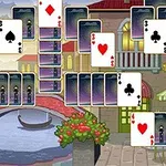 다양한 카드가 펼쳐져 있고 배경에는 다리와 운하가 있는 그림