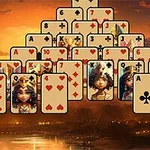 피라미드 형태로 배열된 카드들, 이집트 테마의 배경과 함께 왕, 여왕 그림이 있는 카드들이 눈에 띕니다