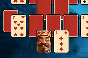 붉은색 무늬가 있는 뒷면 카드들과 하트 7, 다이아몬드 3, 왕 캐릭터 카드가 배치된 모습