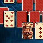 붉은색 무늬가 있는 뒷면 카드들과 하트 7, 다이아몬드 3, 왕 캐릭터 카드가 배치된 모습