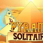 피라미드 앞쪽에 카드를 배경으로 PYRAMID SOLITAIRE라는 글자가 표시된 이미지