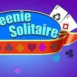 파란색 타원에 Queenie Solitaire라는 글자가 적혀 있고, 주변에 카드 무늬와 깃발 장식이 있는 이미지