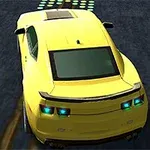 노란색 스포츠카가 검은 도로 위에서 주행하는 모습