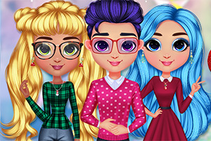 세 명의 애니메이션 스타일 캐릭터가 서 있으며, 금발의 여성이 초록색 체크 무늬 셔츠를, 보라색 머리의 남성이 분홍색 도트 스웨터를, 파란색 머리의 여성이 빨간 드레스를 입고 있다