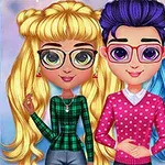 세 명의 애니메이션 스타일 캐릭터가 서 있으며, 금발의 여성이 초록색 체크 무늬 셔츠를, 보라색 머리의 남성이 분홍색 도트 스웨터를, 파란색 머리의 여성이 빨간 드레스를 입고 있다