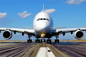 거대한 항공기가 활주로에 정면으로 서 있는 모습