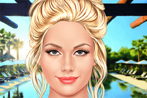 금발의 여성이 수영장과 휴양지 배경 앞에 서 있는 모습