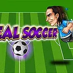 녹색 축구 경기장에 양쪽에 빨간색과 파란색 유니폼을 입은 만화 캐릭터 두 명과 중앙에 축구공이 있는 이미지