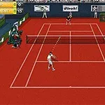 빨간 테니스 코트에서 두 명의 선수가 경기를 하고 있는 장면