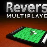 녹색 격자 무늬 보드 위에 놓인 검정색과 흰색 돌, 그리고 Reversi Multiplayer라는 텍스트가 있습니다