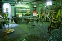 클럽에서 자유 시간을 즐기는 행복한 로봇들 사이에서 차이를 찾아보세요.