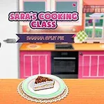 주방에 서 있는 만화 캐릭터와 앞쪽의 바나나 크림 파이 한 조각