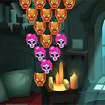 주황색과 분홍색 해골 모양이 방 안에 걸려 있으며, 창문 옆에 촛불이 켜져 있는 어두운 실내