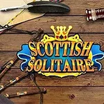 나무 테이블 위에 스코틀랜드 스타일의 카드 패, 술병, 컵, 깃펜, 백파이프가 놓여 있다