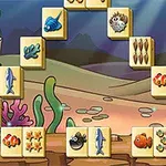 해저 배경의 퍼즐 타일에 물고기와 산호 모양이 그려져 있습니다