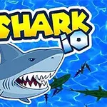 푸른 바다 배경에 만화 스타일의 상어와 노란색으로 SHARK라고 적힌 글자가 있습니다