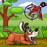 강아지가 풀숲에서 오리 두 마리를 보고 있는 장면