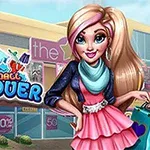 쇼핑몰 앞에서 분홍색 드레스를 입고 가방을 든 금발의 여성이 미소 짓고 있는 모습