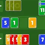 다양한 색상의 숫자 카드들이 초록색 배경 위에 배열되어 있는 이미지