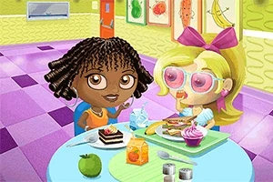 두 명의 어린아이들이 식탁에 앉아 음식을 먹고 있는 장면