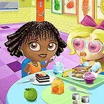 두 명의 어린아이들이 식탁에 앉아 음식을 먹고 있는 장면