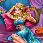 침대에 앉아 있는 금발 여성이 파란 드레스를 입고 있으며 여러 상처와 더러움을 가지고 있다