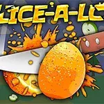 과일을 자르는 칼과 함께 배경에 튀는 오렌지 조각과 비슷한 이미지