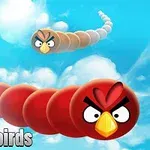 하늘을 배경으로 화난 얼굴을 가진 새 모양의 길게 늘어선 벌레 두 마리가 날아다니는 모습