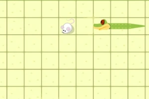 밝은 바둑판 배경 위에 흰색 쥐와 초록색 뱀이 있는 장면