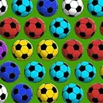 다양한 색상의 축구공들이 그린 배경 위에 여러 줄로 배열되어 있음