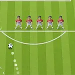 축구 경기장에서 빨간 유니폼을 입은 선수들이 벽을 이루고 있는 모습과 축구공의 움직임을 보여주는 장면