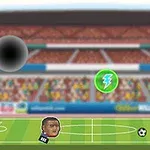 두 개의 캐릭터 얼굴이 운동장에서 축구공과 함께 있으며, 배경에는 관중석이 보이고 중앙에 전기 아이콘이 떠 있다