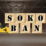 창고 안에 있는 노란색 불도저와 SOKOBAN이라고 적힌 나무 상자들